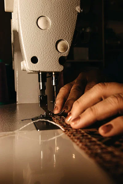 mujer-trabajando-con-cuero-03